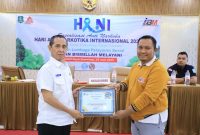 Wakil Ketua Pembina II IBM Sumenep Syaiful Anwar Saat Memberikan Penghargaan Kepada BNNK Sumenep