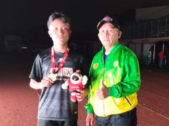 Atlet Manar Navir Bersama Salah Satu Pengurus PASI Sumenep Misrawi 