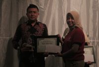 Foto Disaat Kasubsi Pelayanan Tahanan Rutan Sumenep Teguh SH Menerima Penghargaan Juara 1 Lomba Desain Batik Tingkat Nasional 