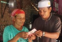 Janda Titik Saat Menerima Bantuan Dari Pengurus Ranting NU Desa Gapura Timur