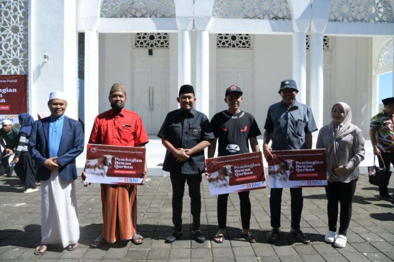 Bupati Sumenep Foto Bersama Penerima Sapi di H-1 Hari Raya Idul Adha 1446 H