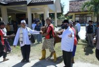 Wakil Bupati Sumenep KH. Imam Hasyim Saat Mengunjungi UPT Rumah Perlindungan Sosial dalam rangka penyembelihan Hewan Kurban, Jum'at (06/06/2025)