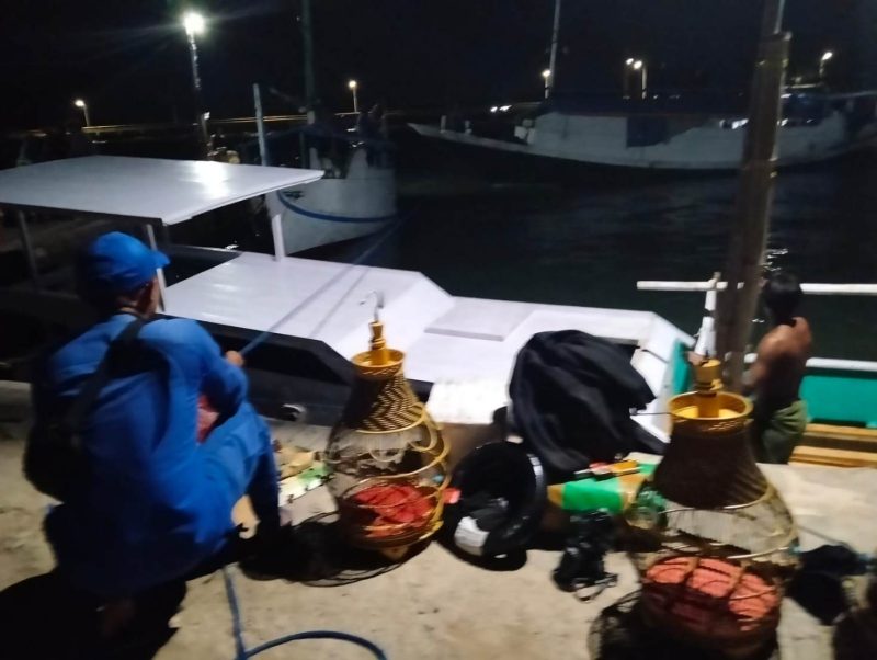 Diterjang Ombak, KLM Putra Bahari Karam di Dungkek: Sembako Berserakan, Video Viral di TikTok
