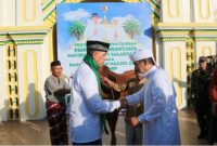 Ketua Takmir Masjid Jamik Sumenep Husien S Saat Menerima Secara Simbolis Hewan Kurban dari Pangdam V/Brawijaya Mayjen TNI Rudy Saladin MA Usai Sholat Idul Adha di Masjid Jamik Sumenep, Jum'at (06/06/2025)
