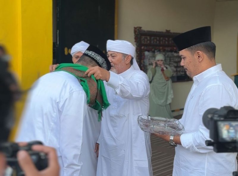 Ketua Takmir Masjid Jamik Kalungkan Sorban Kehormatan kepada Pangdam V/Brawijaya