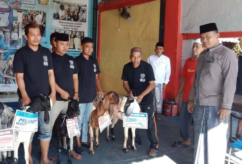 Kepala Rutan Sumenep (Karutan) Ridwan Susilo dan Hewan Kurban Yang Akan Disembelih Di Lapangan Rutan Sumenep Jum'at (06/06/2025)