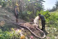 Babinsa Koramil Lenteng Operasikan Pompanisasi, Bantu Petani Atasi Krisis Air