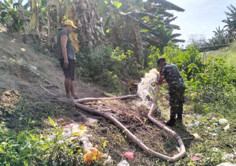 Babinsa Koramil Lenteng Operasikan Pompanisasi, Bantu Petani Atasi Krisis Air