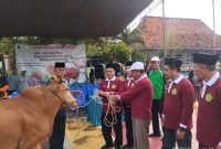 Kepala Kemenag Sumenep Abdul Wasid Saat Menyerahkan Hewan Kurban 