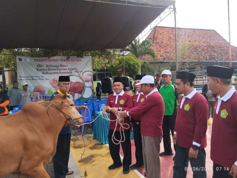 Kepala Kemenag Sumenep Abdul Wasid Saat Menyerahkan Hewan Kurban 