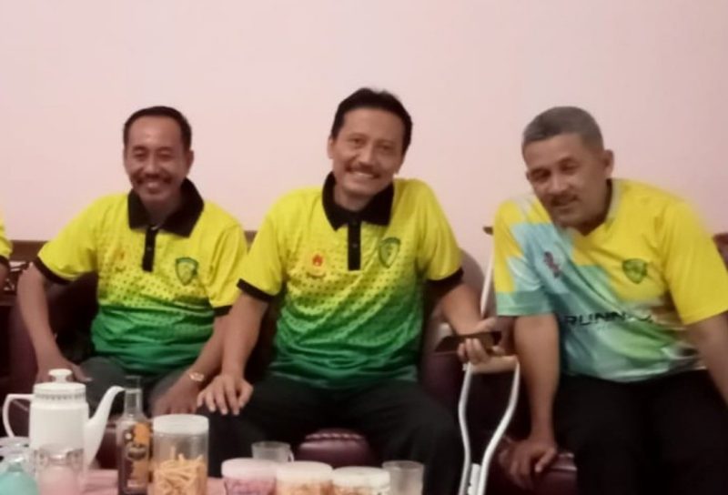 Ketua PB PASI Sumenep R. Abdul Moedjib, SPd, MPD Ditengah diapit Dua Pengurus PB PASI Sumenep