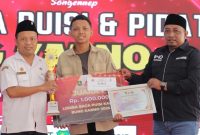 Kabid Pariwisata Disbudporapar Kabupaten Sumenep Andri Zulkarnain Didampingi Ketua Iwo Sumenep Imam Kacong saat Memberikan Hadiah Kepada Juara 1 Lomba Puisi Ala Bung Karno di Pendopo Agung Keraton Sumenep, Rabu (11/06/2025)