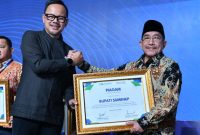 Wakil Bupati Sumenep KH. Imam Hasyim Saat Mewakili Bupati Achmad Fauzi Wongsojudo Menerima Penghargaan Bergengsi dari PERPAMSI