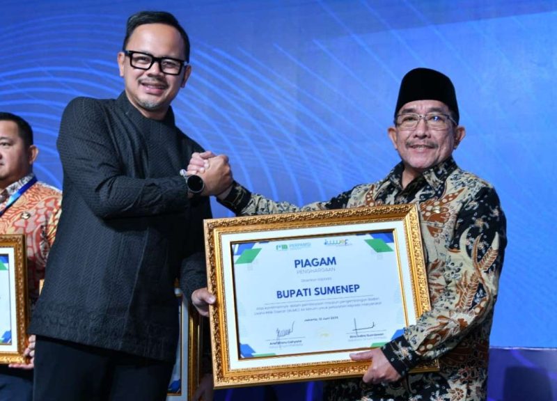 Wakil Bupati Sumenep KH. Imam Hasyim Saat Mewakili Bupati Achmad Fauzi Wongsojudo Menerima Penghargaan Bergengsi dari PERPAMSI