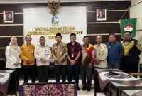 Foto Bersama Kepala Bapenda Sumenep Faruk Hanafi, S.Sos, MSi Bersama Tim dan Kepala PPD Sumenep Provinsi Jawa Timur Samtiono, SH, MH Bersama Tim 