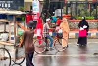 Ketua DWP Bappeda Sumenep Ibu Asih Wulandari Arif Firmanto Saat Membagikan Paket Makanan Kepada puluhan Warga Yang Membutuhkan, Jum'at (13/06/2025)