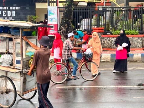 Ketua DWP Bappeda Sumenep Ibu Asih Wulandari Arif Firmanto Saat Membagikan Paket Makanan Kepada puluhan Warga Yang Membutuhkan, Jum'at (13/06/2025)