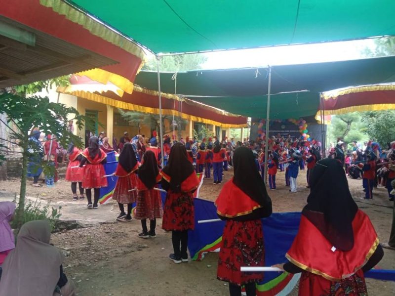 Dentum Irama Anak Desa: Debut Spektakuler Drumband Gita Al Husna SDN Pakandangan Sangrah di Madrasah Al Ikhwan