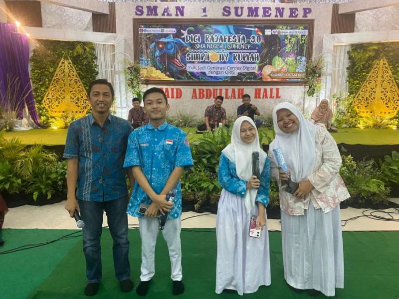 Kabid P3EPD Bapenda Sumenep Suhermanto SE,ME Foto Bersama Siswa-siswi SMAN 1 Sumenep di Aula Said Abdullah Hall 