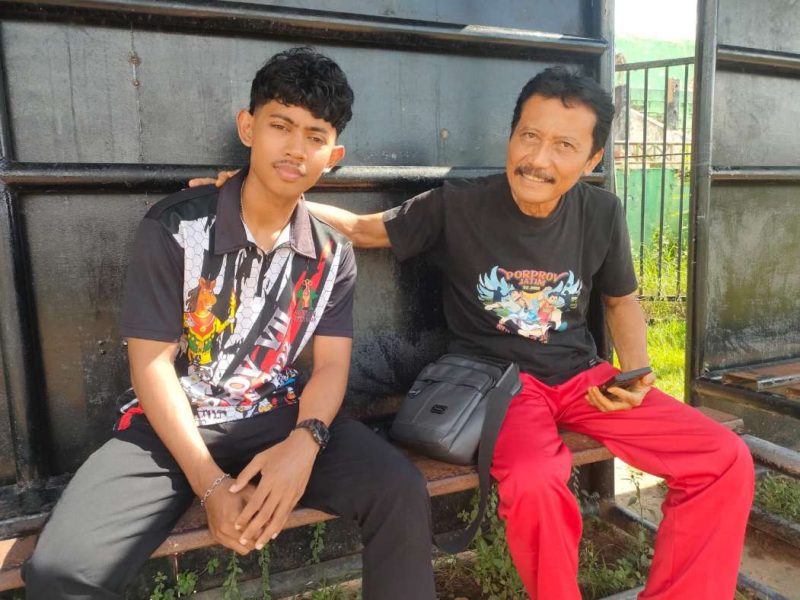 Ketua PASI Sumenep R. Abdul Moedjib SPd MPD Bersama Salah Satu Pelatih Termuda Andalan PASI Sumenep di Sesi Latihan Atlet2 di Stadion GOR A. Yani Pangligur Sumenep, Sumenep Minggu (15/06/2025)
