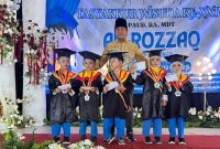 Anggota DPRD Sumenep Fraksi PKB Akhmad Yasid Foto Bersama Anak-Anak Wisudawan Yayasan Ar Razaq Bluto, Minggu (15/06/2025)