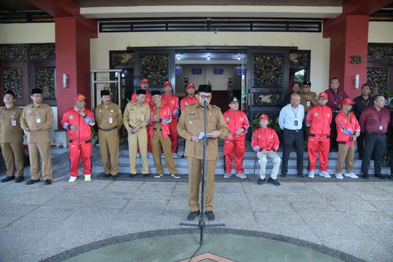 Bupati Sumenep Achmad Fauzi Wongsojudo Saat Memberikan Sambutan pada Acara Pelepasan Atlet Sumenep ke Ajang Porprov Jatim IX di Halaman Kantor Pemkab Sumenep, Senin (16/05/2025)