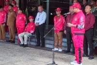 Ketua Harian KONI Sumenep Abdul Kadir Saat Memberikan Sambutan di Acara Pelepasan Atlet di Halaman Kantor Pemkab Sumenep, Senin (16/06/2025)