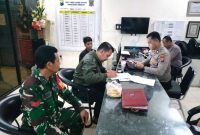 Pemilik Warung Kelontong Aldi Saat Melapor Ke Aparat Kepolisian Didampingi Babinsa 