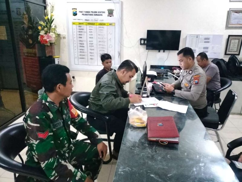 Pemilik Warung Kelontong Aldi Saat Melapor Ke Aparat Kepolisian Didampingi Babinsa 