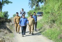 Wabup Sumenep KH. Imam Hasyim Saat Meninjau Lokasi Longsor di Kecamatan Guluk-Guluk, Selasa (17/06/2025)