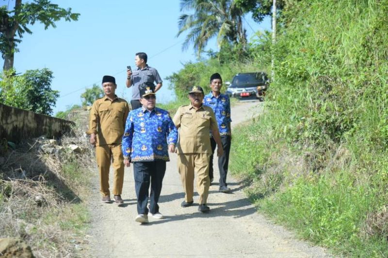 Wabup Sumenep KH. Imam Hasyim Saat Meninjau Lokasi Longsor di Kecamatan Guluk-Guluk, Selasa (17/06/2025)