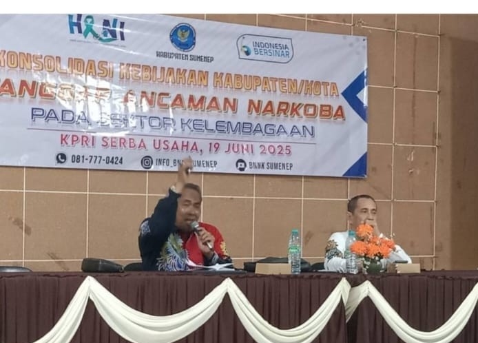 Kepala BNNK Sumenep, Bambang Sutrisno Saat Memberikan Pemaparan Konsilidasi Kebijakan Strategis Bertajuk Kabupaten/Kota Tanggap Ancaman Narkoba di Sektor Kelembagaan di Aula KPRI Serba Usaha, Kamis (19/06/2025)