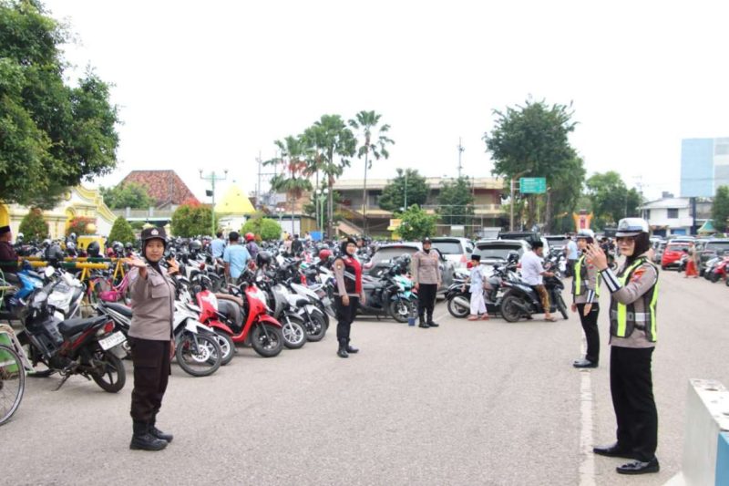 Bakti Tanpa Batas: Polwan Sumenep Amankan Sholat Jum'at dengan Hati