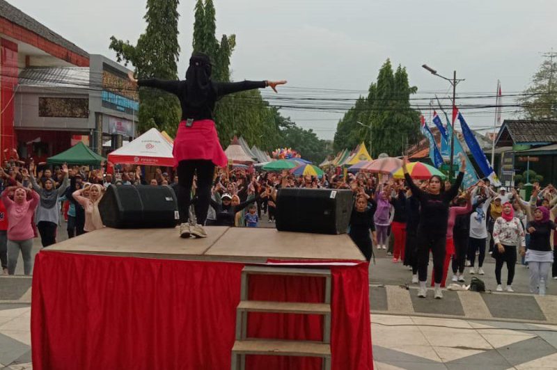 Langit Kelabu, Hati Bersatu: Ribuan Warga Sumenep Tumpah Ruah di Senam Sehat Bhayangkara ke-79