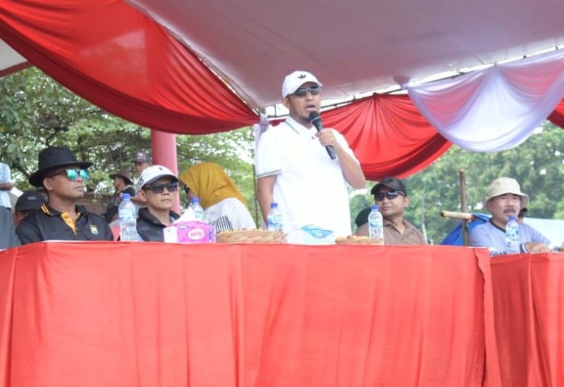 Bupati Sumenep Achmad Fauzi Wongsojudo Saat Memberikan Sambutan di Pembukaan Kerapan Sapi Piala Bupati Sumenep 2025 di Lapangan Giling Sumenep, Minggu (22/06/2025)