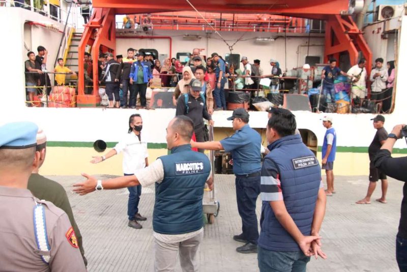 Perketat Jalur Laut, Ditresnarkoba Polda Jatim dan Polres Sumenep Gelar Razia Gabungan di Pelabuhan Kalianget, Minggu (22/06/2025) 