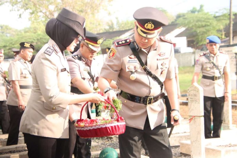 Kapolres Sumenep Pimpin Upacara Ziarah dan Tabur Bunga di TMP Jokotole, Peringati Hari Bhayangkara ke-79