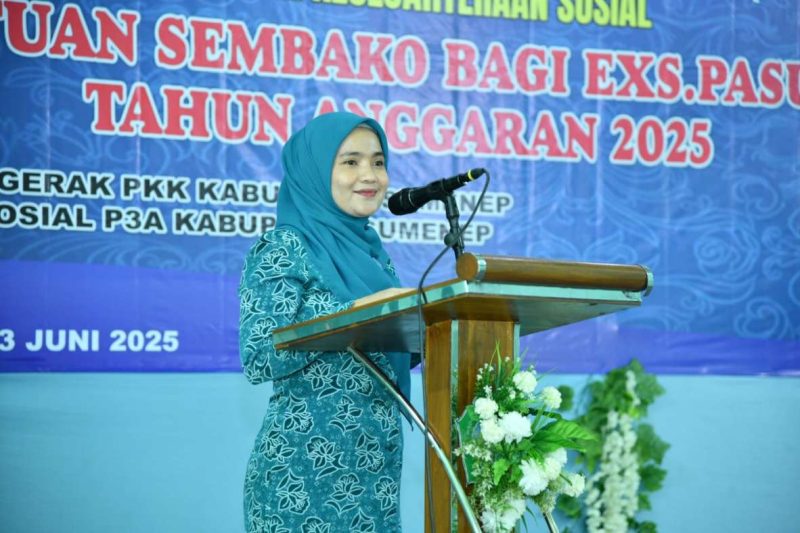 Ketua TP PKK Kabupaten Sumenep Nia Kurnia Fauzi Saat Memberikan Sambutan Diacara Program Pendampingan Sosial Terhadap Keluarga Eks Pasung di Aula TP PKK, Senin (23/06/2025)