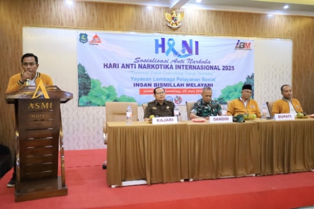 Ketua IBM Sumenep Bambang Supratman SH saat Memberikan Sambutan di Acara Sosialisasi Anti-Narkoba di Hotel Azmi Kelurahan Pajagalan Kecamatan Kota, Rabu (25/06/2025)
