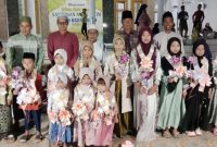 Bersama Menebar Berkah: Kepala BPRS Gayam dan Anak-Anak Yatim dalam Pelukan Doa