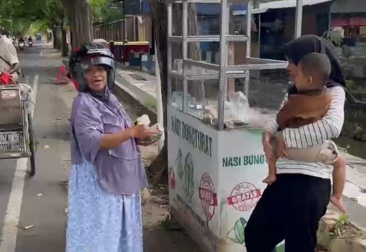 Bungturat Mengalir di Simpang Tiga Polres Sumenep, KBS Ajak Warga Menabung Amal Akhirat