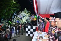 Wakil Bupati Sumenep KH. Imam Hasyim Saat Melepas Parade Musik Tong-Tong 2025 di Halaman Depan Lapangan Giling Sumenep, Sabtu (28/06/2025) malam 