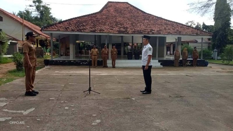 Kepala Puskesmas Legung Timur Saat Pimpin Apel Pagi Lintas Sektor Dihalaman Pemerintah Kecamatan Batang-Batang, Senin (30/06/2025)