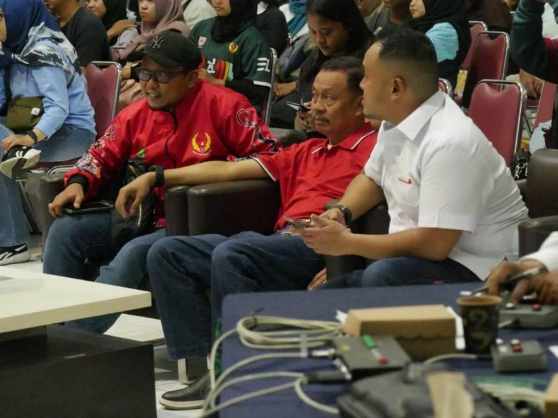 Sekretaris Daerah (Sekda) Kabupaten Sumenep Ir. H. Edy Rasyadi Bersama Ketua KONI Abdul Kadir Al-Mahdaly Yang Menghadirinya Porprov Jatim di Malang Raya