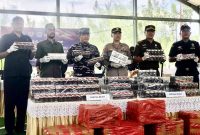 Danlanal Kotabaru Banjarmasin Kalimantan Selatan Letkol Laut Muhammad Harun Al Rasyid Bersama APH Saat Konferensi Pers Terkait Penangkapan Kapal Sumenep Membawa Ribuan Rokok Ilegal