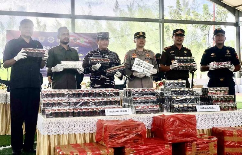 Danlanal Kotabaru Banjarmasin Kalimantan Selatan Letkol Laut Muhammad Harun Al Rasyid Bersama APH Saat Konferensi Pers Terkait Penangkapan Kapal Sumenep Membawa Ribuan Rokok Ilegal