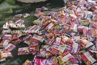 Hasil Tangkapan Layar dari Penemuan Mie Instan di Bibir Pantai Di Dusun Bujaan Desa Lapa Laok Kecamatan Dungkek Sumenep
