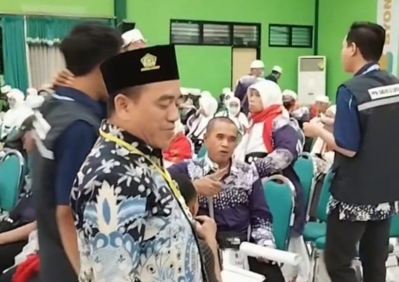 Kepala Kemenag Sumenep Abdul Wasid Saat Menyambut Jemaah Haji Kabupaten Sumenep di Asrama Haji Sukolilo Surabaya, Rabu (18/06/2025)