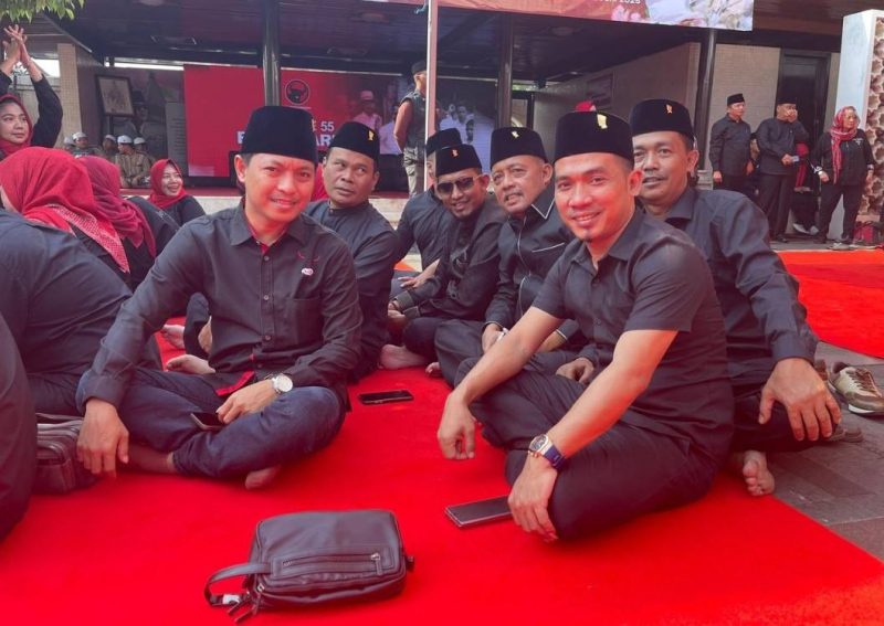 Ketua DPC PDIP Sumenep Achmad Fauzi Wongsojudo Bersama Ketua DPRD H. Zainal Arifin dan Ketua Fraksi PDI-P Hosnan Abrari Saat Menghadiri Ziarah Nasional ke Makam Bung Karno di Blitar