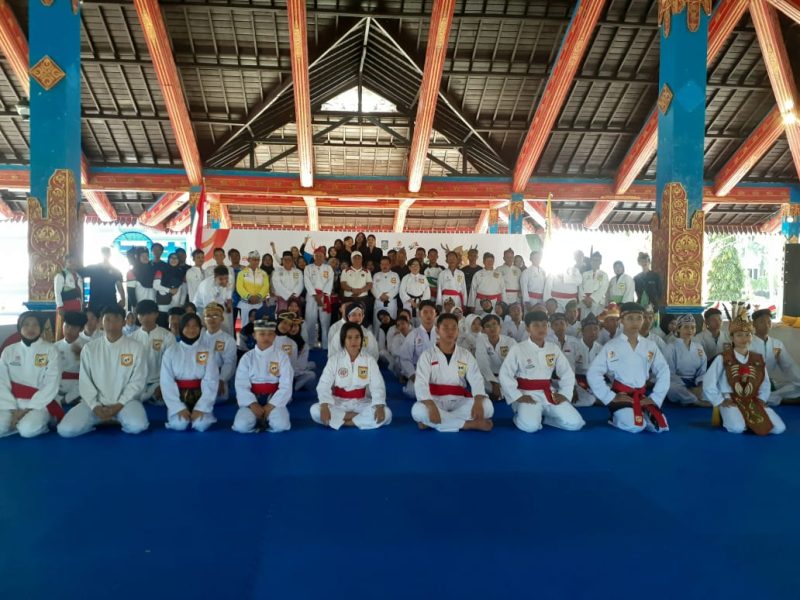 Suasana Pembukaan FORNAS VIII di Halaman Kantor Bupati Lombok Barat NTB, Sabtu (26/07/2025)